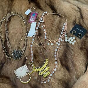 Costume jewelry lot gold tones piece-necklaces, beautiful